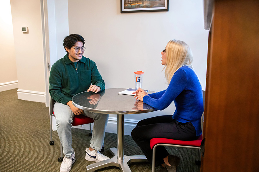 Cara Smith meets with Sanij Shrestha &rsquo;26 on Guided Pathways.