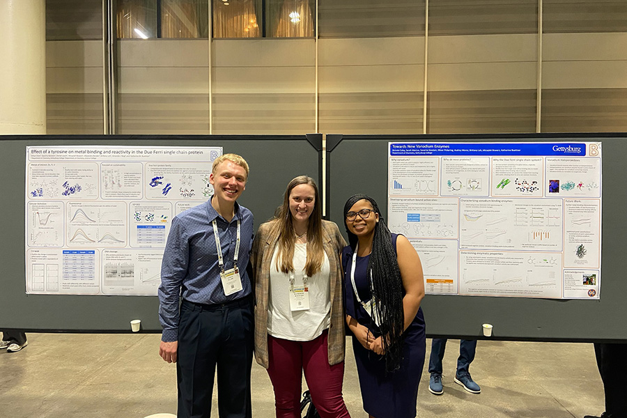 Buettner with Ethan Clare &rsquo;25 and Bonnie Coley &rsquo;25 at the American Chemical Society conference in 2024.