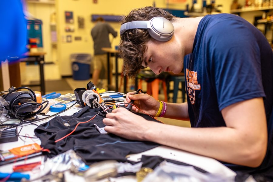  Aiden Mess &rsquo;26, a member of the men&rsquo;s basketball team working on a project