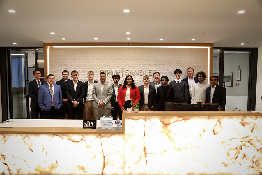 Gettysburg College students tour Piper Sandler's trading floor and pose with Brian McIntosh &rsquo;01.